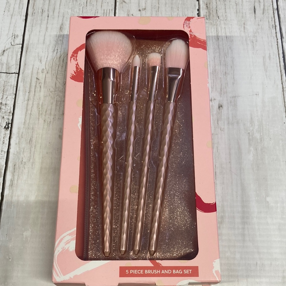 Makeup Face Brush with Pouch Storage